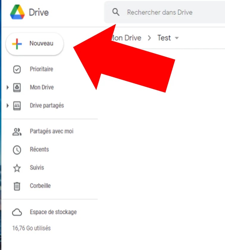 Le menu de gauche de Google Drive. Une flèche pointe le bouton « + Nouveau », tout en haut, au-dessus de « Prioritaire » et de « Mon Drive ».