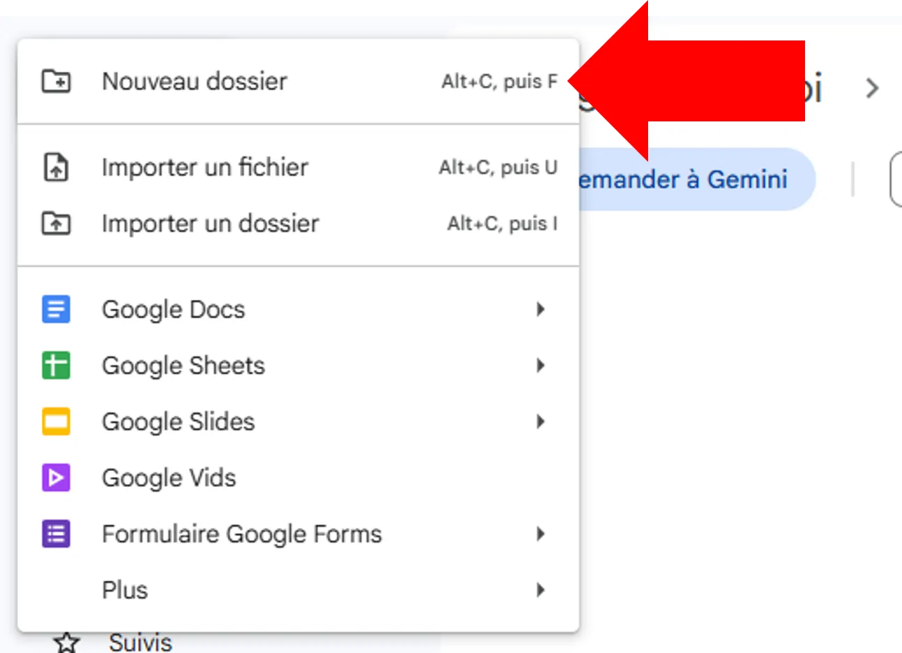 Le menu du bouton « + Nouveau », ouvert. Une flèche pointe « Nouveau dossier », le premier choix de la liste, au-dessus de « Importer un fichier », « Importer un dossier » et des choix Google Docs, Sheets et Slides.