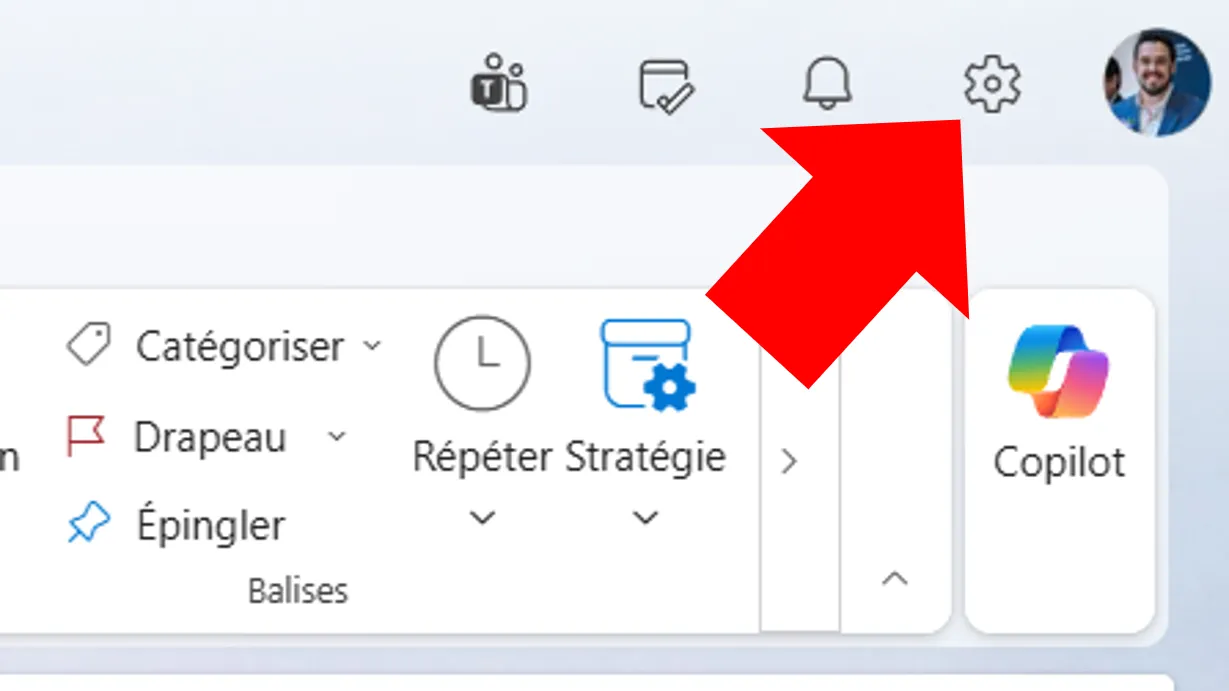 La barre du haut d'Outlook sur le web, avec les icônes Teams, tâches, notifications et roue dentée. Une flèche pointe l'icône de roue dentée, juste avant la photo de profil.